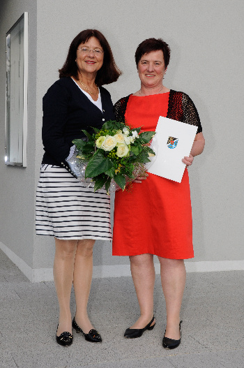 Landrätin Theresia Riedmaier ehrte Karin Sulzbacher mit der Goldenen Kreiswappennadel.